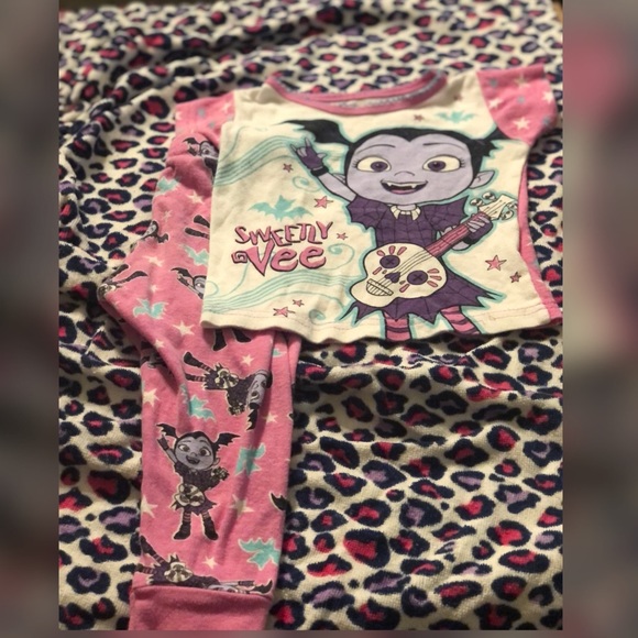 Vampirina PJ set - Picture 1 of 2